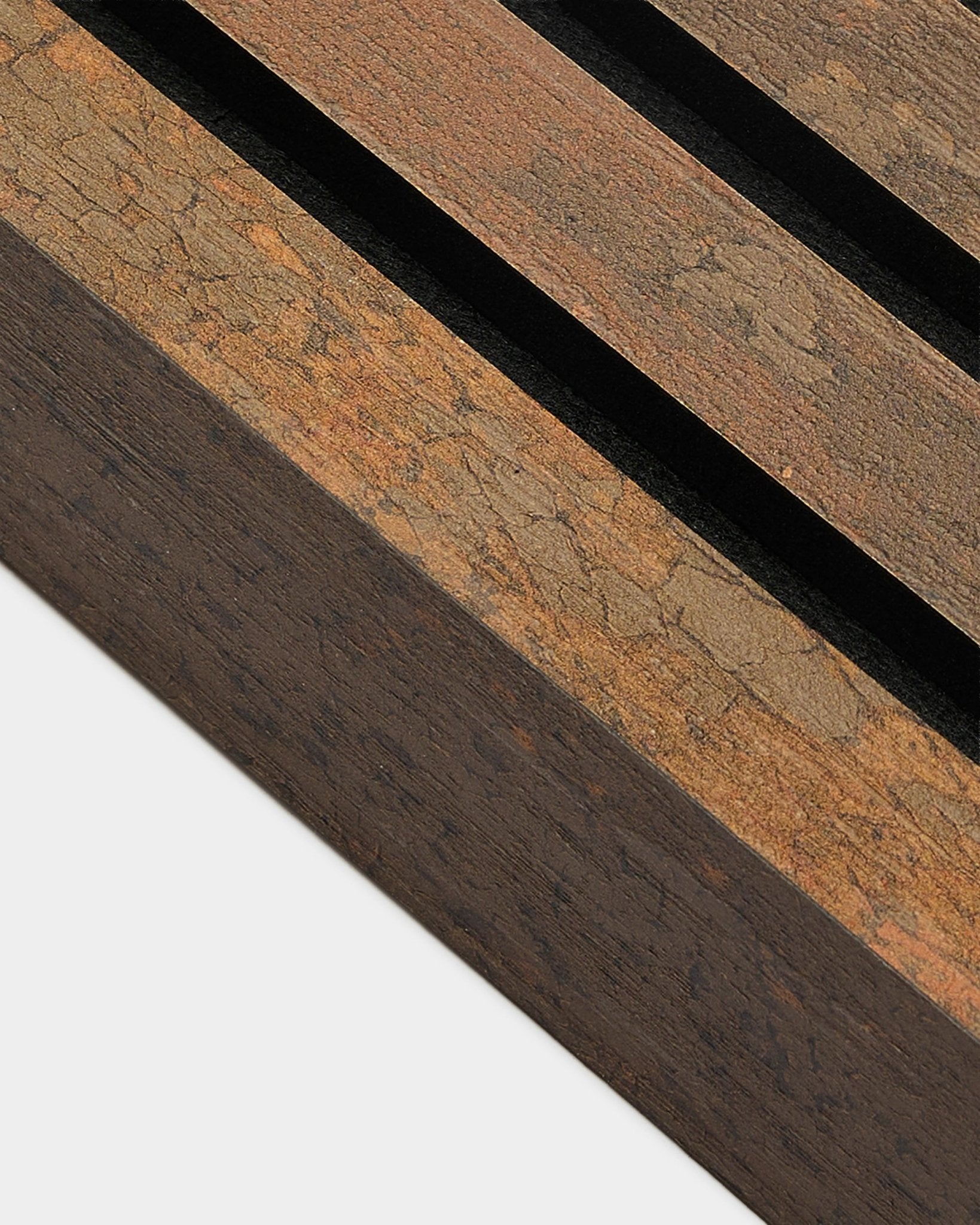 Nahaufnahme der WoodUpp Akupanel Endlamelle in Oxide Copper, 6,7 cm, mit einem MDF-Rahmen mit Schlitzen und einer texturierten, gebrauchten Oberfläche.